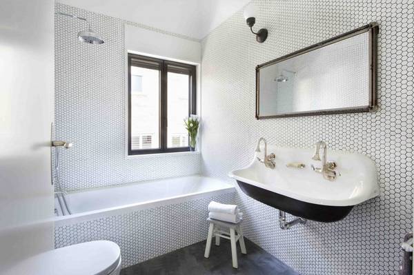 Уютная ванная комната «Carapelle» в ретро стиле с фото