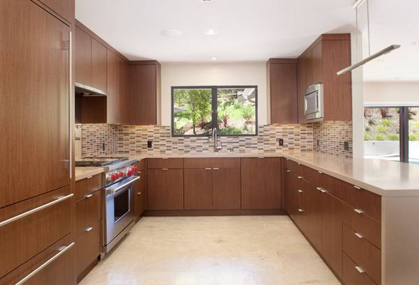 Полноразмерная кухня-столовая «Orinda Residence» в бело-коричневой гамме - фото