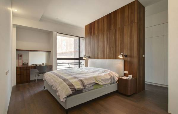 Сочетание теплоты древесины и холодности белого в спальне «Practica» с фото