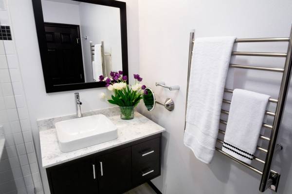 Ванная комната «Shephered» - современный модерн в черно-белом цвете с фото