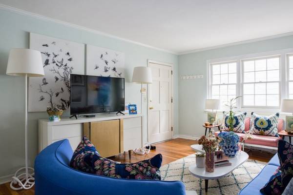 Воздушный интерьер гостиной комнаты «Pacific blue» в бело-синей гамме - фото