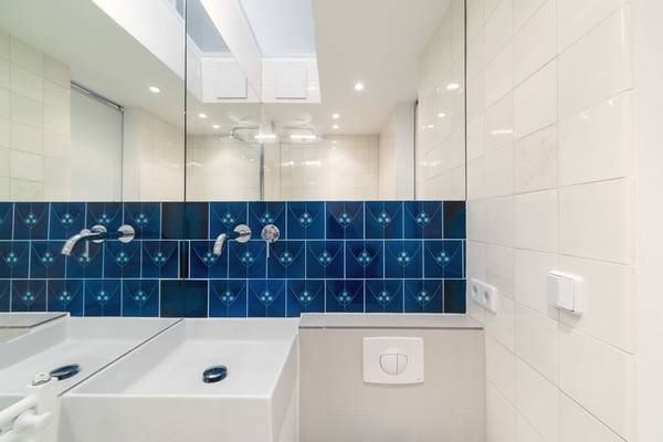 Бело синяя ванная «Moabit» - пример грамотного распределения метража с фото
