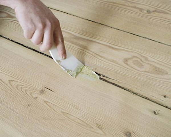Как можно заделать щели и трещины в деревянном полу с фото