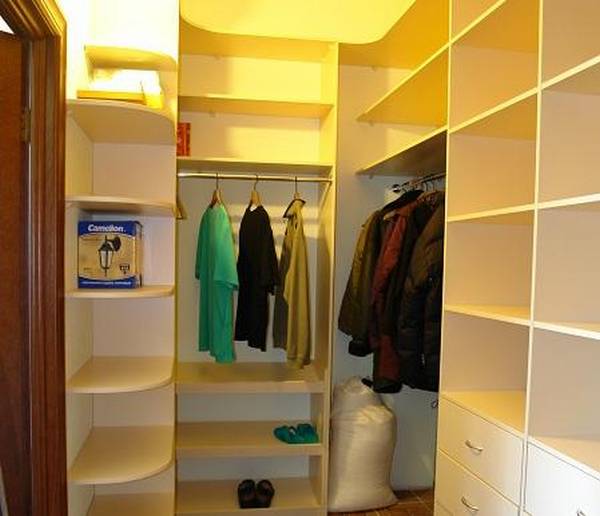 Дизайн гардеробной комнаты 3 кв м: фото, примеры и 5 рекомендаций - фото