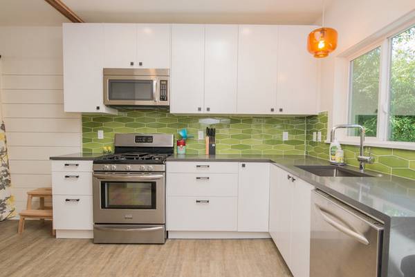 Легкая и практичная кухня «Mermaid» в бело-зеленой гамме с фото
