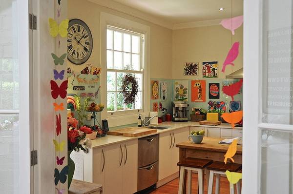 Детское творчество и современные линии в кухне «Childrens place» с фото