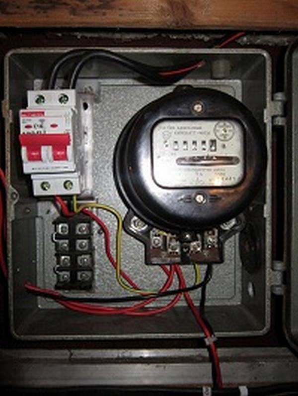 Простое руководство о том, как подключить генератор к сети дома без посторо ... - фото