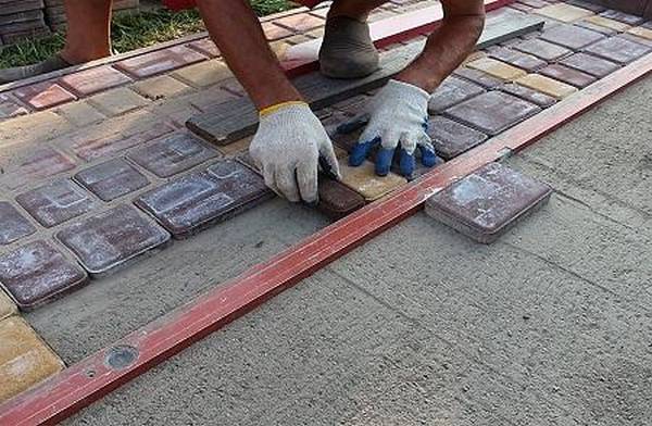 Руководство: как сделать тротуарную плитку в домашних условиях - фото