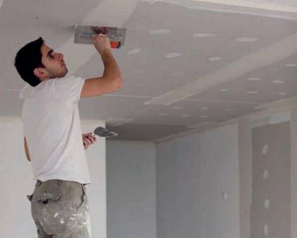 Как шпаклевать потолок из гипсокартона под покраску: 5 этапов - фото