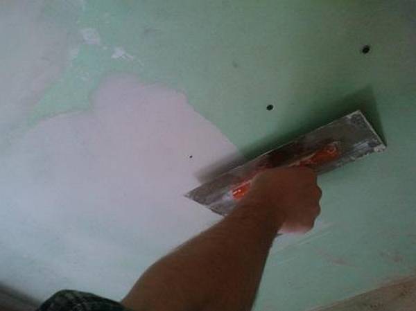 Изучаем, как шпаклевать потолок из гипсокартона: 7 условий - фото