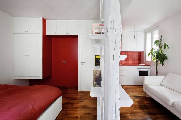 Классическое сочетание красного и белого в Парижской квартире студии «Maxime» 25 кв м с фото