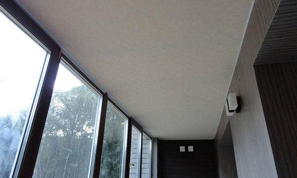 Преимущества и недостатки натяжного потолка на балконе - фото