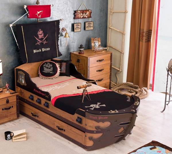 Оформляем кровать для детской комнаты: пират и другие персонажи - фото