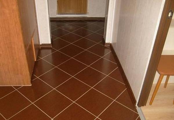 Плитка на полу в коридоре: правильные и практичные решения с фото