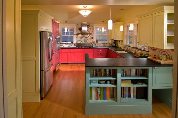 Красная полуостровная кухня «Happy colors» с фото