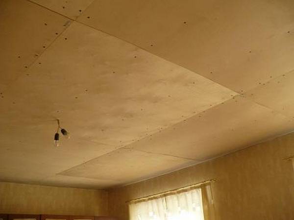 Практичный потолок из фанеры: 4 типа материала - фото