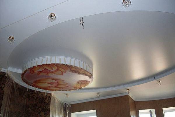 Уникальный сатиновый потолок: 5 причин использования в интерьере - фото