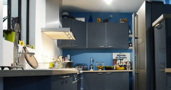 Между современностью и ретро - интерьер кухни «Patty» бело-синей гамме - фото