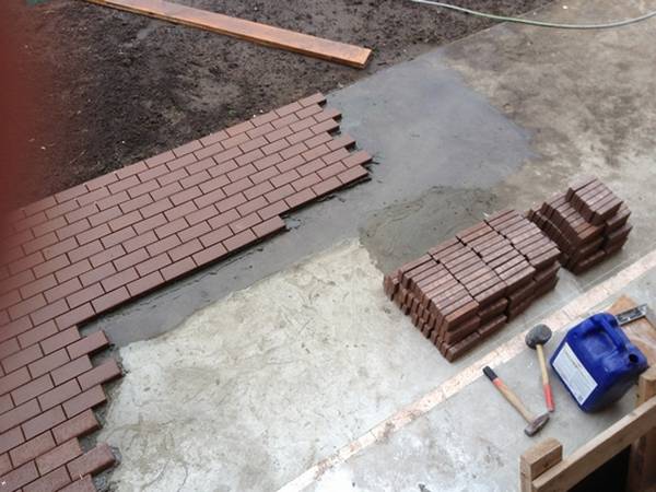 Технология укладки тротуарной плитки на бетонное основание: несколько спосо ... - фото