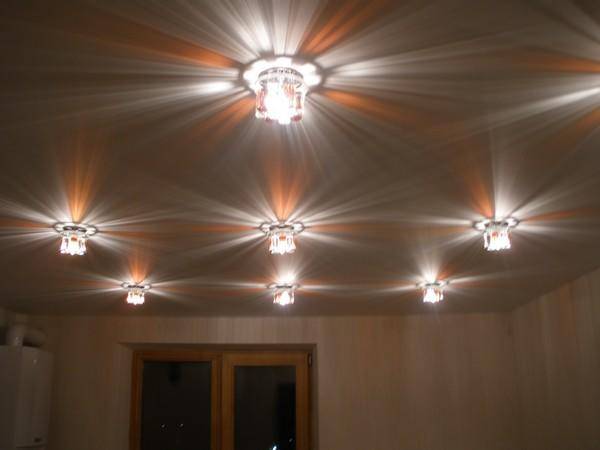 Установка светильников в натяжной потолок: 5 советов - фото
