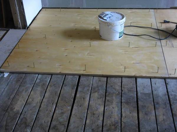 Как просто выровнять деревянный пол фанерой - фото